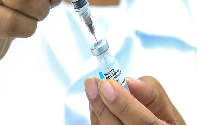 Três doses da AstraZeneca ajudam no combate à variante Ômicron, diz farmacêutica