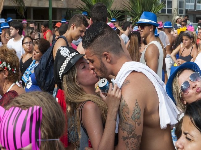 Saiba o que é a doença do beijo, possível causadora da Esclerose Múltipla