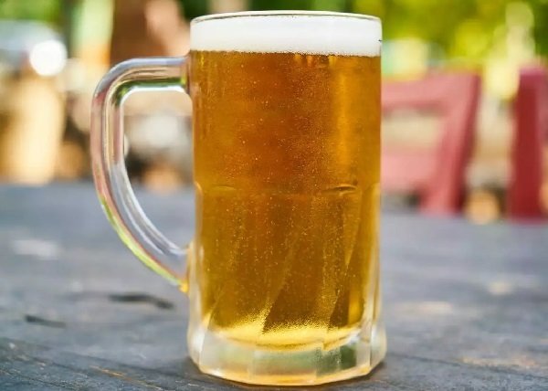 Como gelar a cerveja mais rapidamente? Confira truques que funcionam