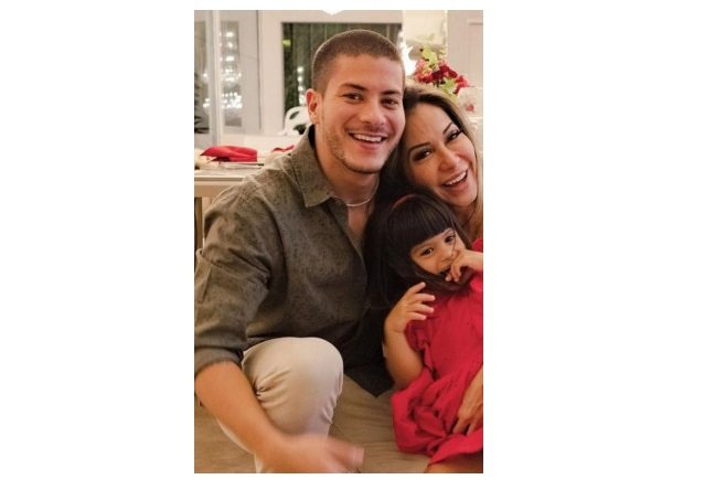 Filha de Arthur Aguiar e Maíra Cardi tem parada respiratória e vai para a UTI