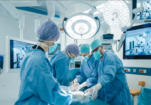 Médico perde licença por esculpir assinatura no fígado de pacientes