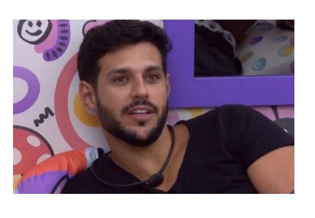 Rodrigo se descuida e mostra demais durante banho