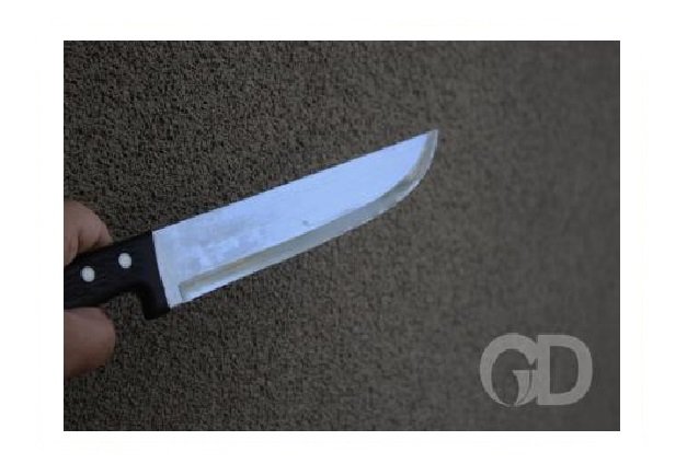 Com ciúmes, homem dá duas facadas no primo da namorada em bar