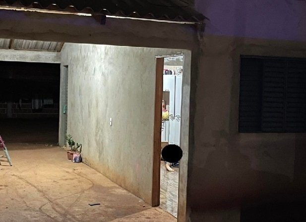 Jovem é executado a tiros dentro de casa e arma de fogo é deixada no local