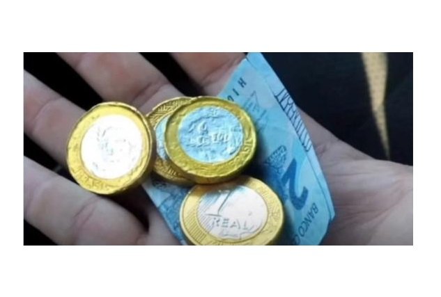 Motorista de aplicativo recebe moedas de chocolate achando ser dinheiro