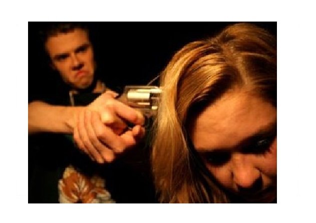 Pastor é preso após bater e ameaçar namorada com arma em carro em MT