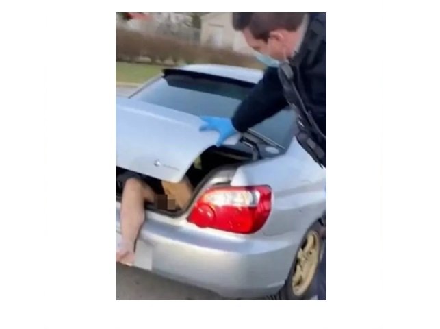 Mulher fica horrorizada ao descobrir homem pelado que morava em seu carro há três dias