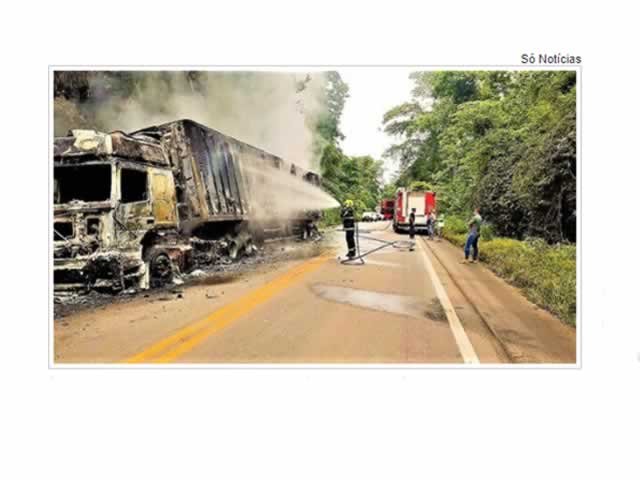 Carreta carregada com carne é destruída em incêndio na BR-174