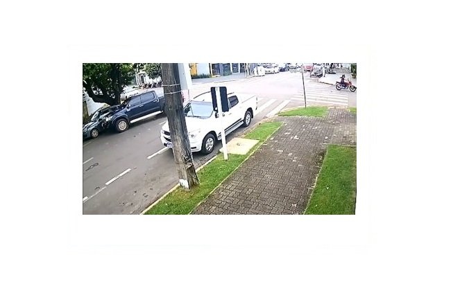 Caminhonete passa por cima de motociclista que sobrevive em MT