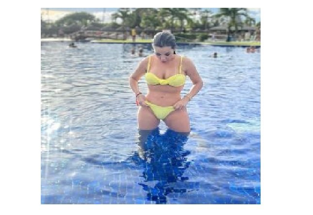 Deolane Bezerra posa de biquíni e sobe temperatura da web