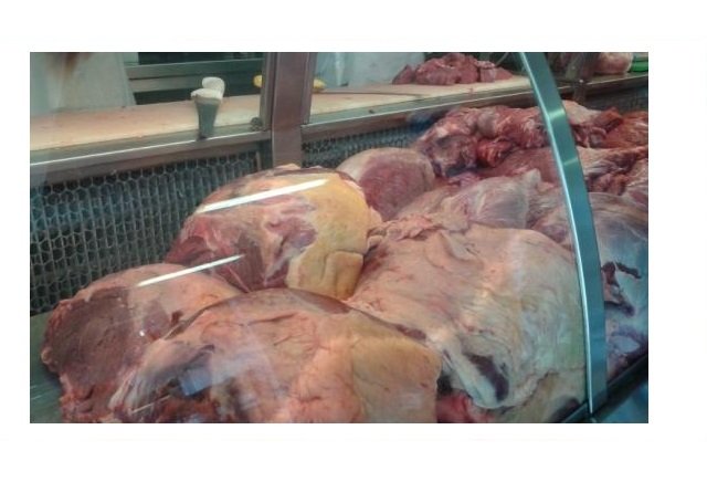 PM flagra supermercado vendendo 400 kg de carne estragada em MT