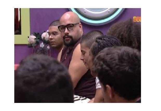 Tiago fica excitado com brothers e vai ao banheiro se aliviar