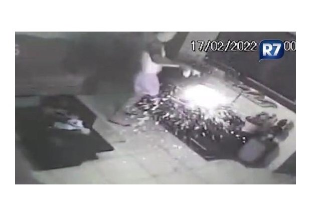 Cigarro eletrônico explode no rosto de músico