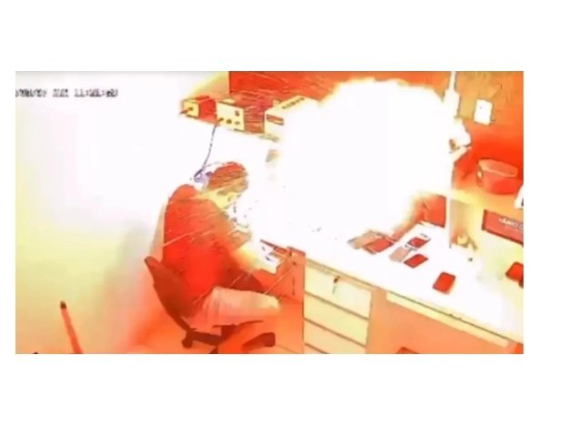 Celular explode enquanto técnico fazia reparos e imagens impressionam