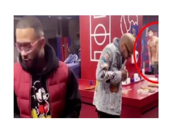 Jogador é filmado em nu frontal no vestiário