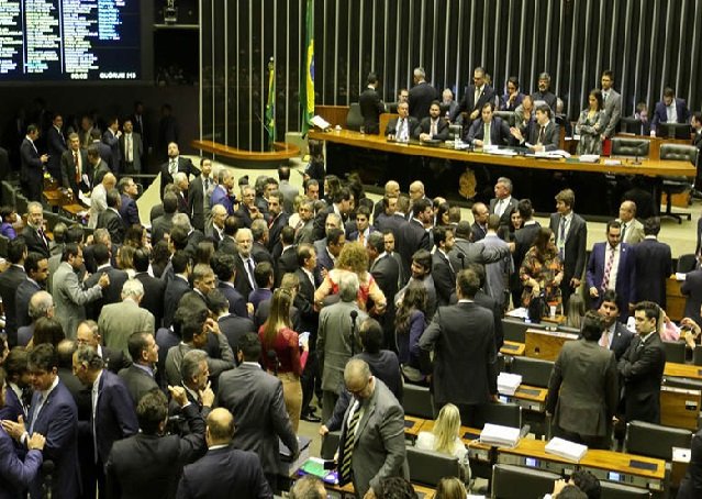 Cada parlamentar brasileiro custa US$ 5 milhões por ano