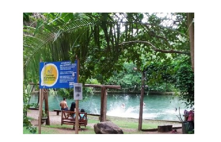 Secretária é punida por tomar cerveja e banho de rio no horário de trabalho