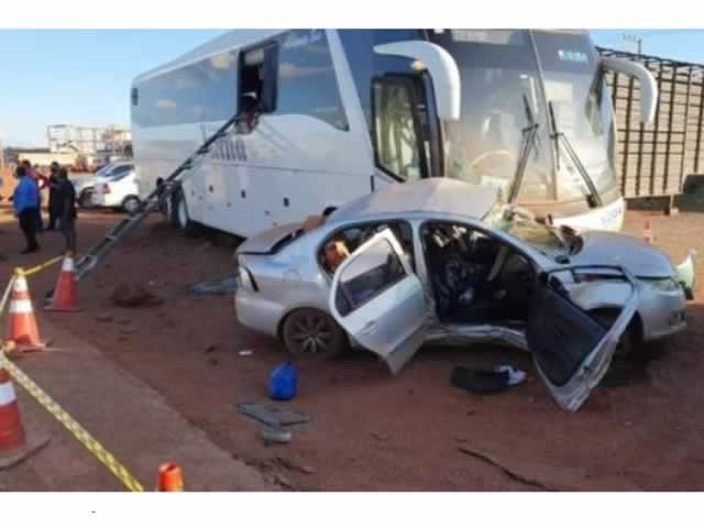 Carro é esmagado por ônibus e motorista morre preso às ferragens. (Fotos)