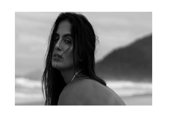 Carol Peixinho sensualiza em clique na praia: ‘Selvagem'