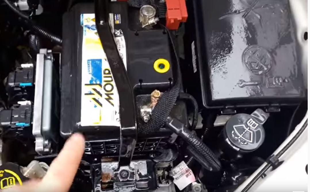 Lavar o motor do carro pode te dar um baita prejuízo