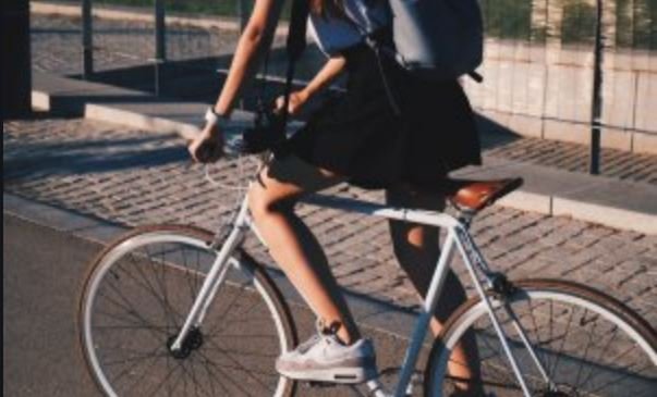 Jovem desencapa pênis e rasga testículo após bater bicicleta