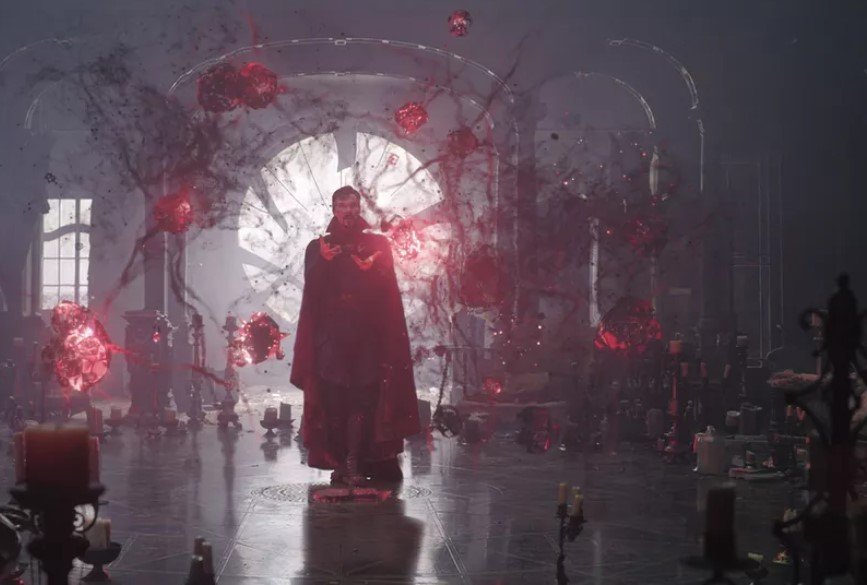 'Doutor Estranho 2' traz marcas de Sam Raimi ao Universo Marvel e 'autoterapia' do herói, diz Benedict Cumberbatch