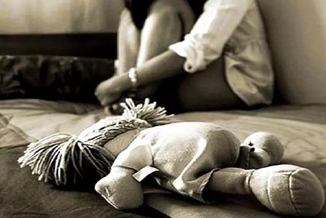 Pai estupra filha, e mãe o perdoa por ser testemunha de Jeová