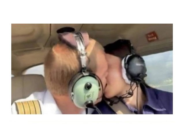 Instrutor faz vídeo de sexo com cadete durante treinamento aéreo