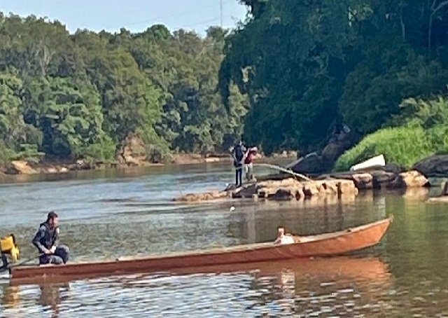 Suspeito pula no Rio para fugir da PM, mas policiais usam barco para detê-lo