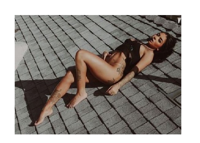Mirella faz ensaio em local mais inusitado e divulga fotos