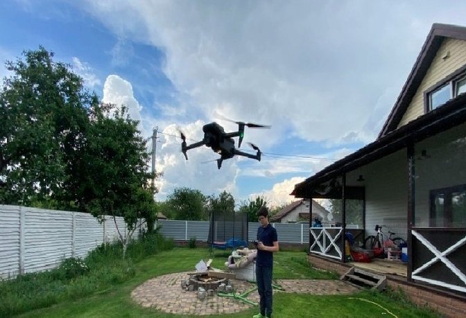 Menino é reconhecido como herói após usar seu drone para localizar comboio russo