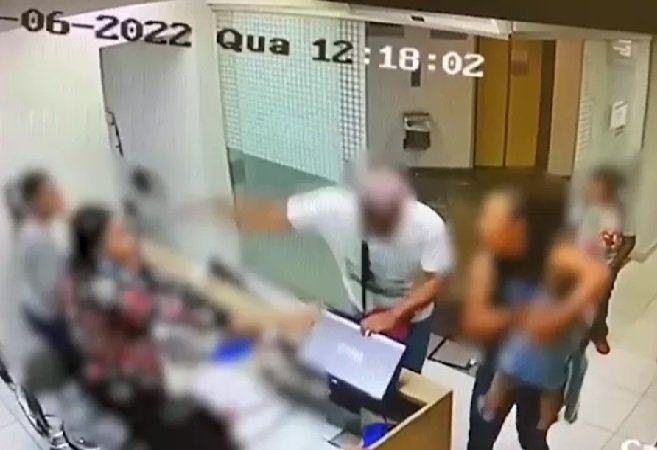 Mulher acusa dentista de implantar chip com escuta em seu dente