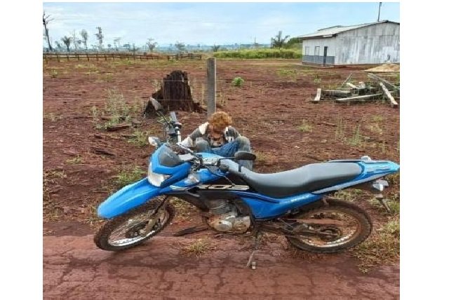 Bandido é amarrado em cerca por moradores após roubar moto