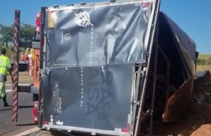 Carreta com equipamentos da dupla Maiara e Maraisa tomba em São Paulo