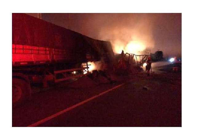 Carretas colidem e pegam fogo na rodovia em MT