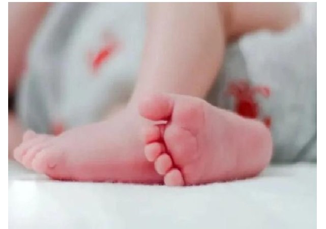 Mãe denuncia hospital e polícia manda exumar corpo de bebê de 25 dias