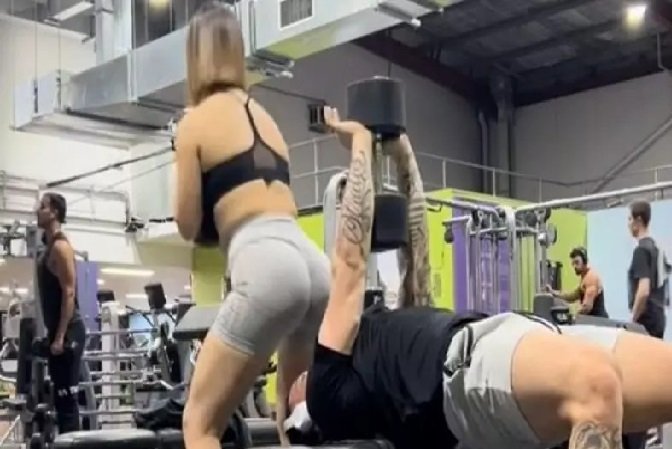 (Vídeo) Homem filma treino e flagra mulher ‘sentando na sua cara’ na academia
