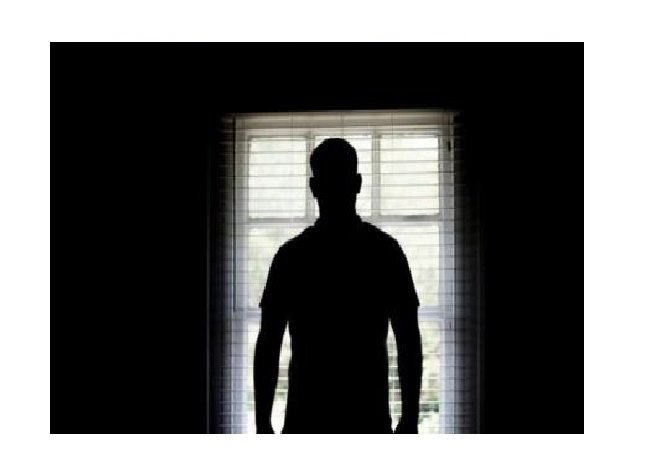 Adolescente chora na escola e revela que foi estuprada por conhecido da família