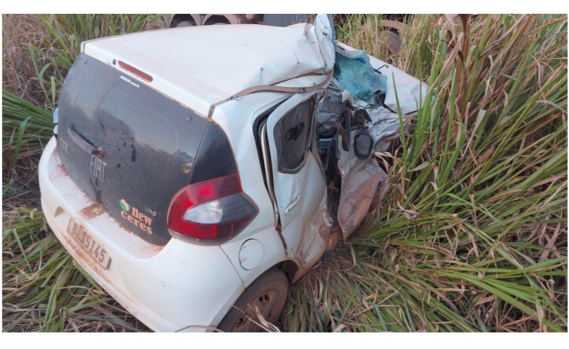 colisão entre carro e carreta deixa motorista ferido na BR-163 no fim desta tarde. (Fotos)