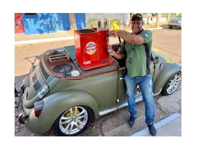 Apaixonado, empresário de MT transforma Fusca em bar