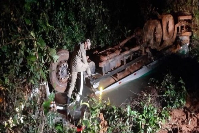 Caminhão sem freio despenca de serra e motorista morre preso às ferragens em MT