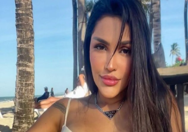 Jogando seu bumbum, Flay tira quase toda a roupa e dá zoom em seus detalhes íntimos