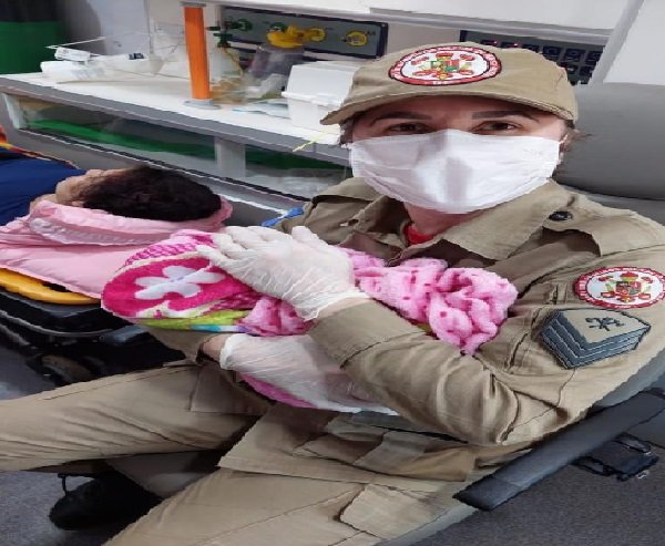 Jovem tem bebê em casa de parto natural e bombeiros auxilia mãe é filho até o hospital