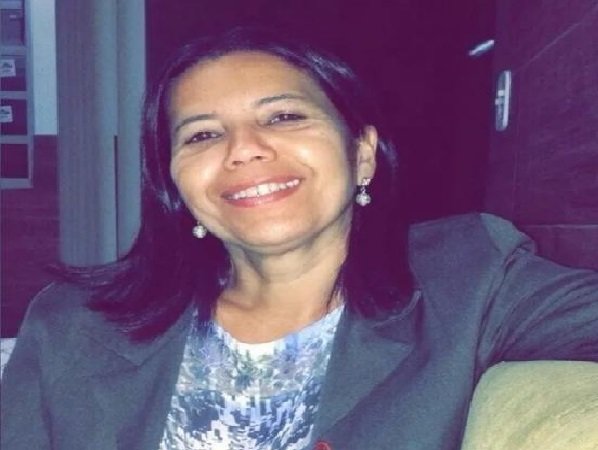 Aluno invade casa e executa professora a facadas