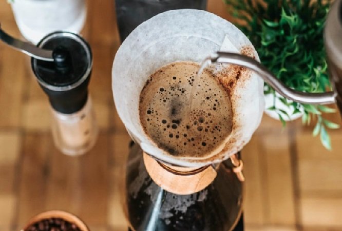 Beber café muito quente aumenta risco de desenvolver um tipo de câncer