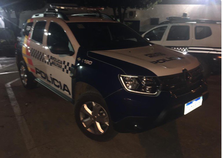 Marido bêbado dirige carro vê PM, manda esposa assumir direção e mulher é presa por estar bêbada também