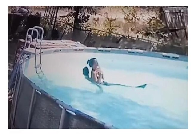 Criança salva mãe de afogamento após ela ter uma convulsão