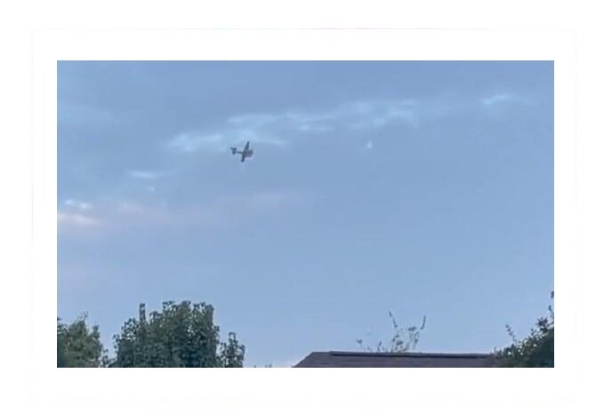 Piloto de pequeno avião ameaça jogar a aeronave em supermercado