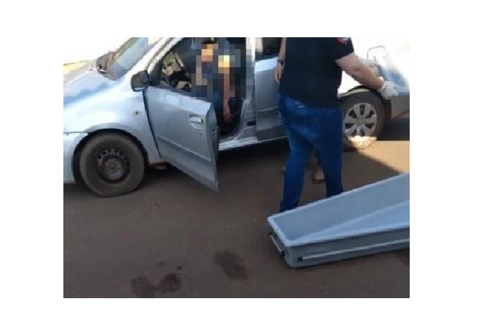 Homem é achado morto dentro do carro com ao menos 6 tiros na cabeça e pescoço