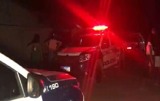 Rapaz de 23 anos pula muro de casa para não morrer baleado em MT